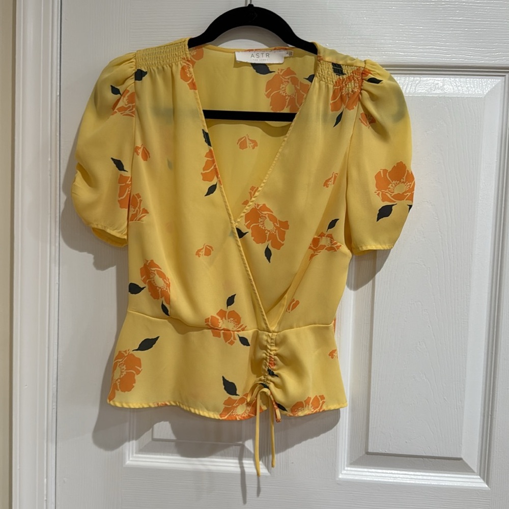 ASTR The Label Yellow floral blouse - Picture 2 of 3